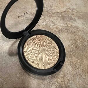 Mac Cosmetics Soul Glow Extra Dimension Skinfinish